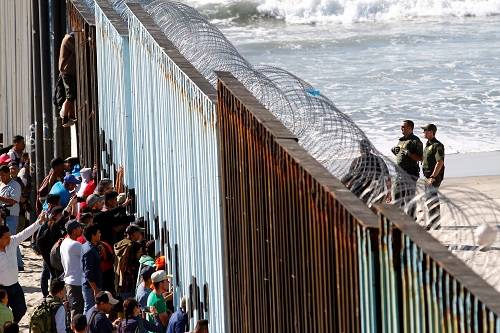 美国暂缓向中美洲移民“开门”